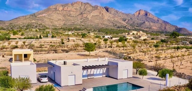 3 soveværelse Villa til salg i Pinoso med swimmingpool garage - € 365.000 (Ref: 9938679)