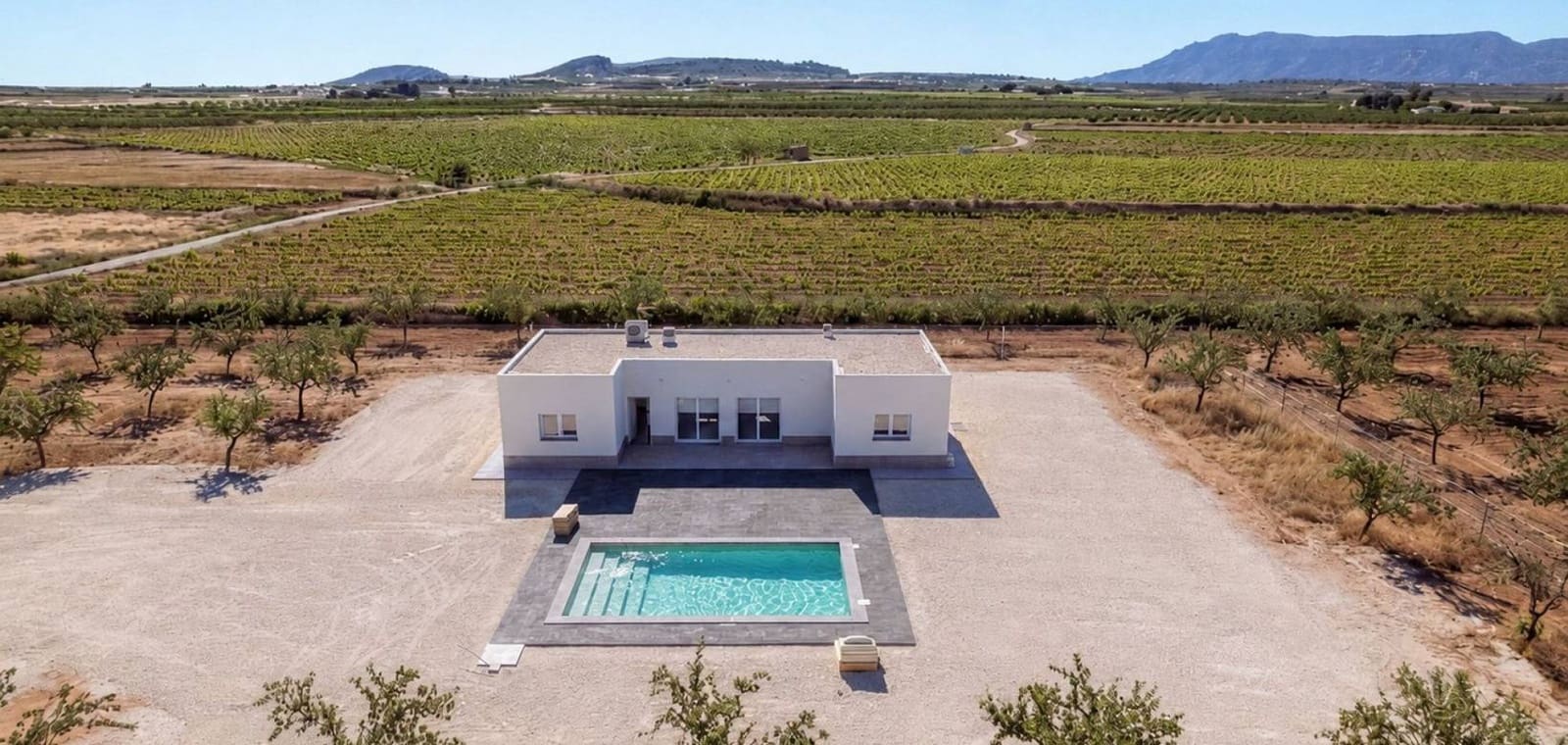 Chalet de 3 habitaciones en Pinoso en venta con piscina - 289.995 € (Ref: 9956032)