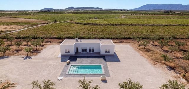 Chalet de 3 habitaciones en Pinoso en venta con piscina - 289.995 € (Ref: 9956032)