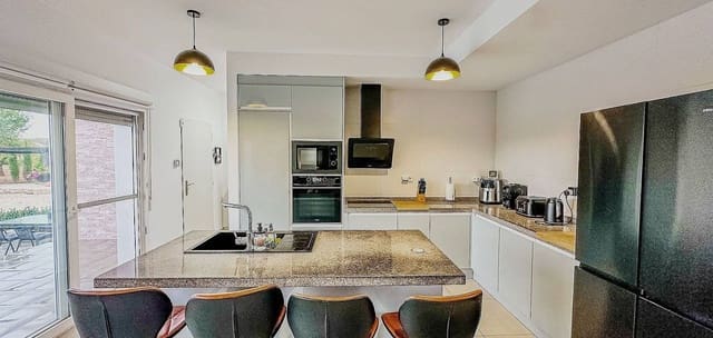 Chalet de 3 habitaciones en Pinoso en venta con piscina - 289.995 € (Ref: 9956032)