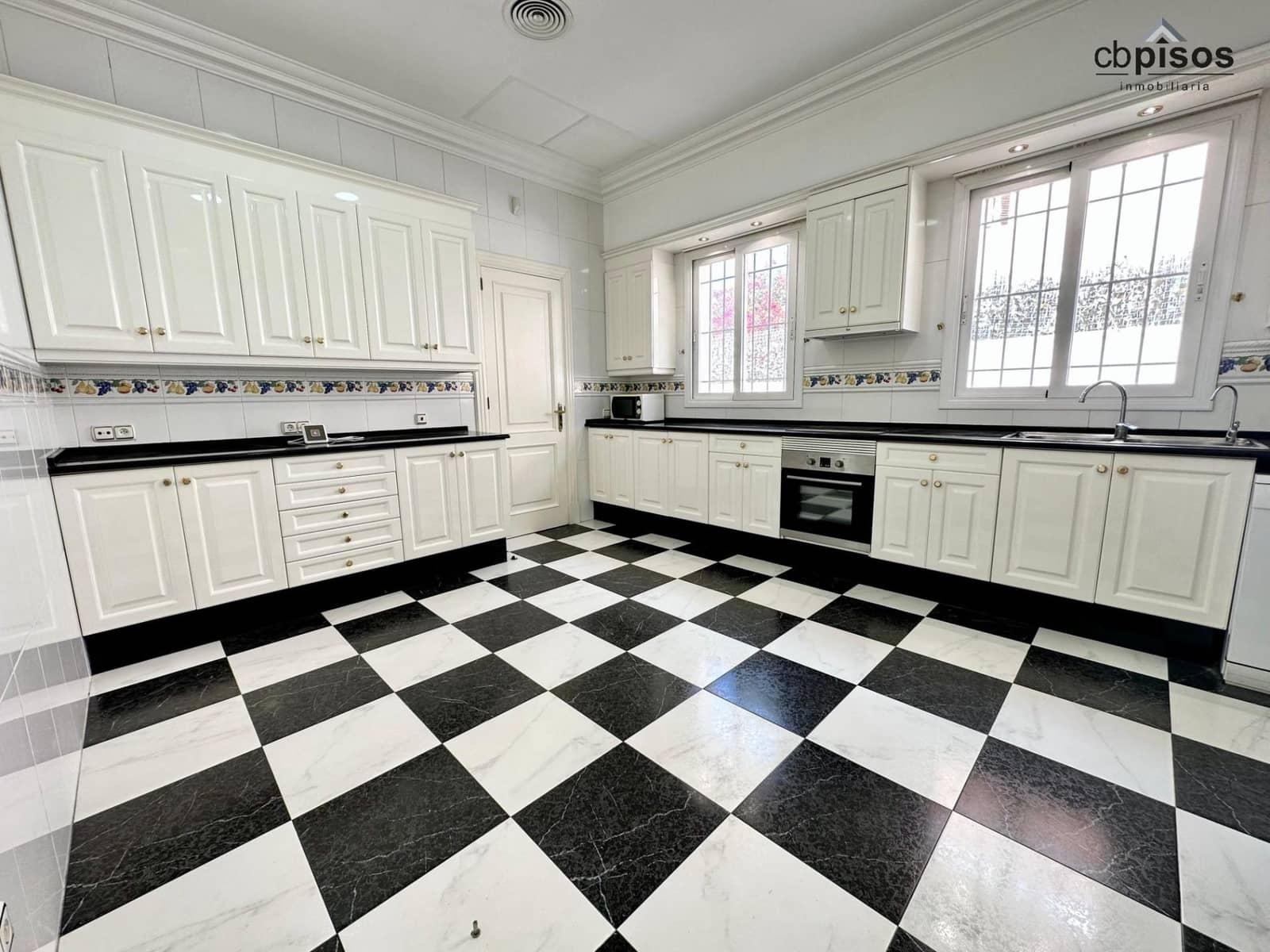 5 soveværelse Villa til leje i Bendinat med swimmingpool garage - € 8.500 (Ref: 9359408)