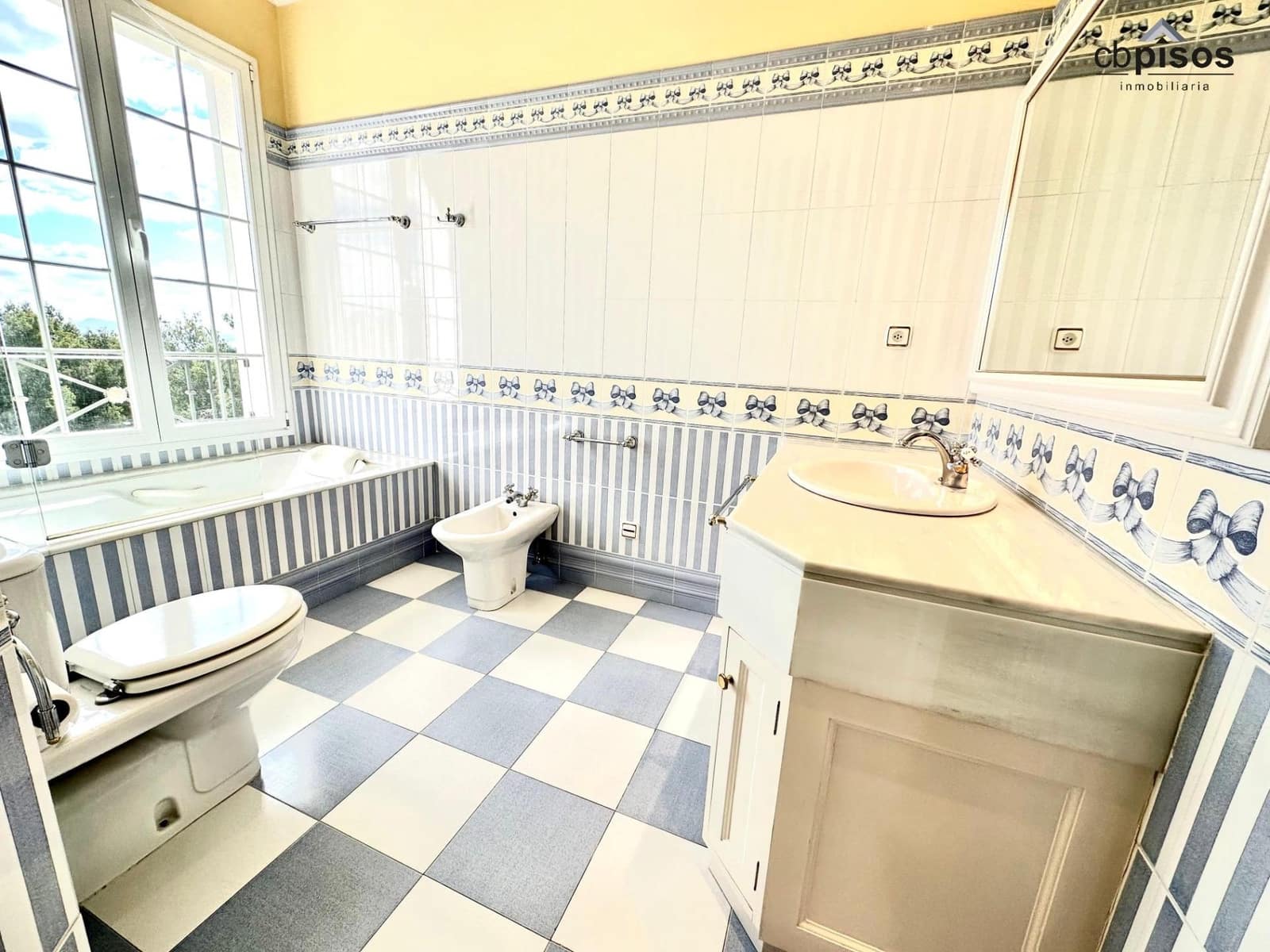 5 soveværelse Villa til leje i Bendinat med swimmingpool garage - € 8.500 (Ref: 9359408)