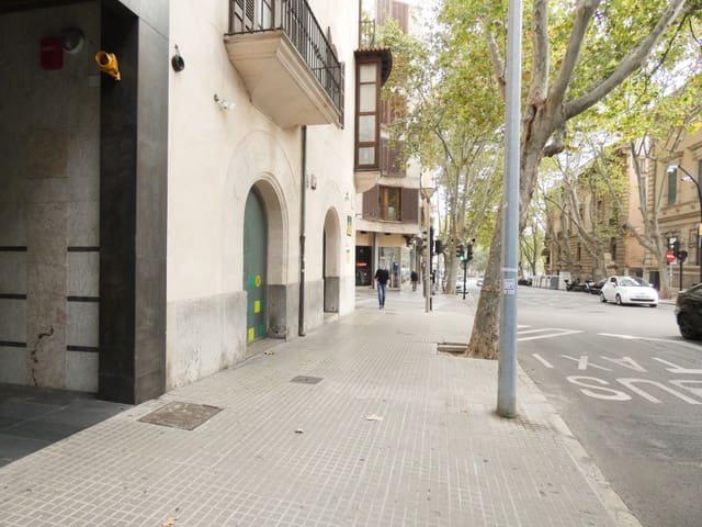 Garage for rent in Plaça dels Patins, Palma de Mallorca - € 160 (Ref: 8038211)