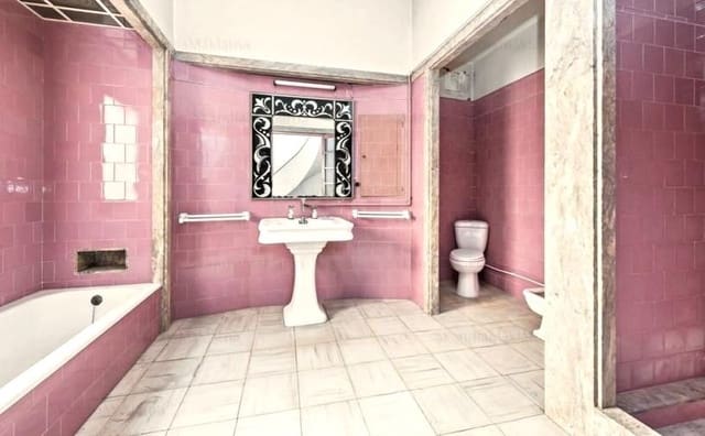 6 bedroom Commercial for sale in Plaça dels Patins, Palma de Mallorca with garage - € 2,000,000 (Ref: 8488802)