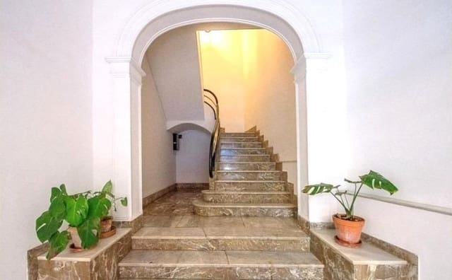 6 bedroom Commercial for sale in Plaça dels Patins, Palma de Mallorca with garage - € 2,000,000 (Ref: 8488802)