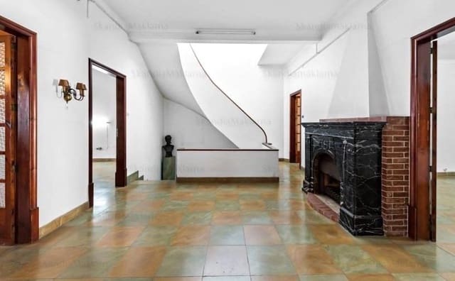 6 bedroom Commercial for sale in Plaça dels Patins, Palma de Mallorca with garage - € 2,000,000 (Ref: 8488802)