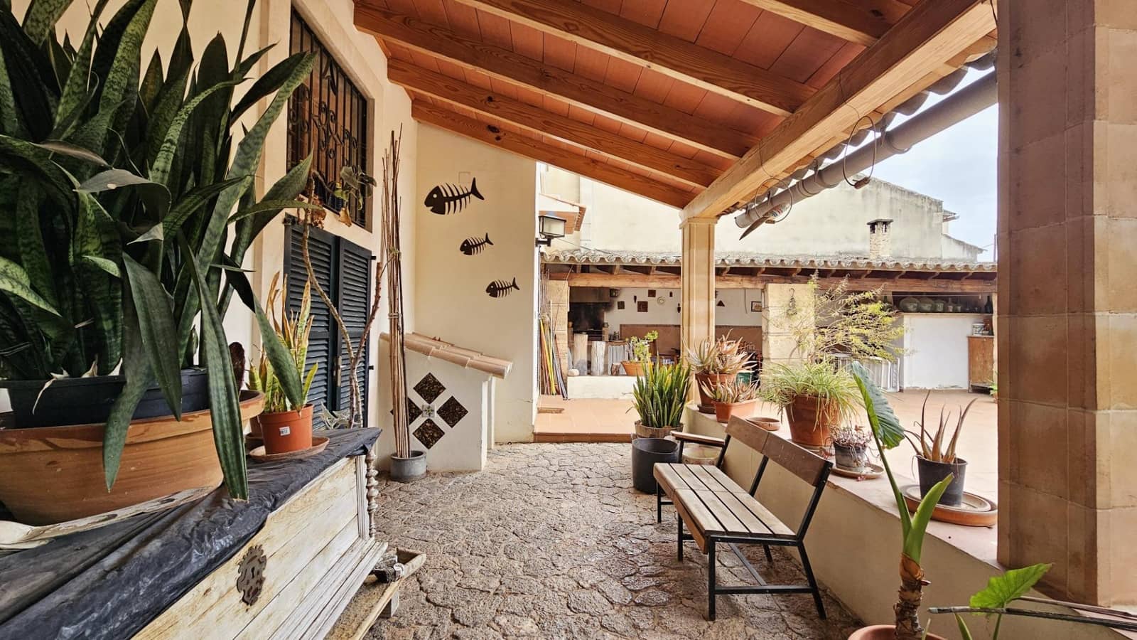 6 bedroom Villa for sale in Palma de Mallorca with garage - € 870,000 (Ref: 8841126)