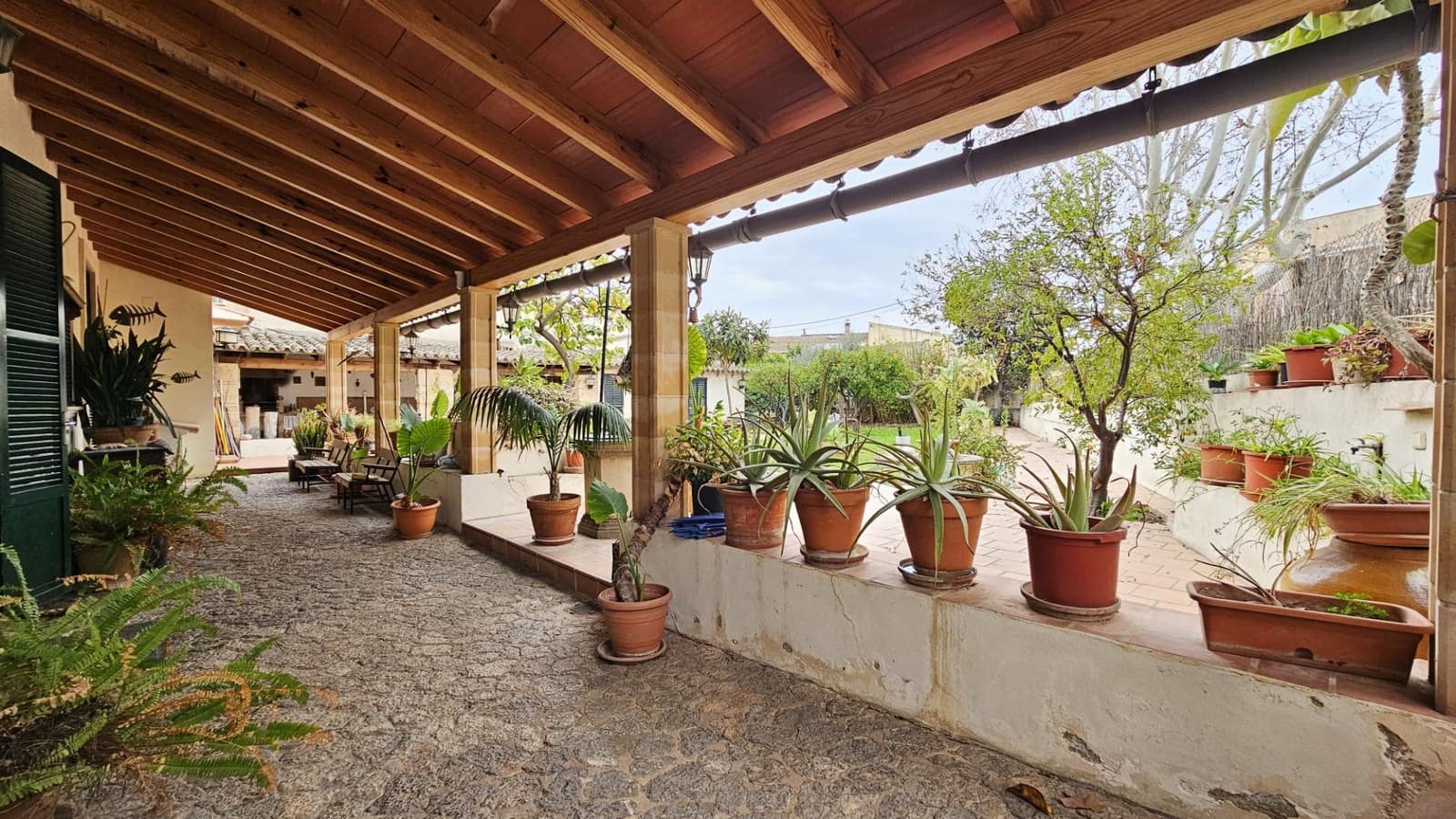 6 bedroom Villa for sale in Palma de Mallorca with garage - € 870,000 (Ref: 8841126)