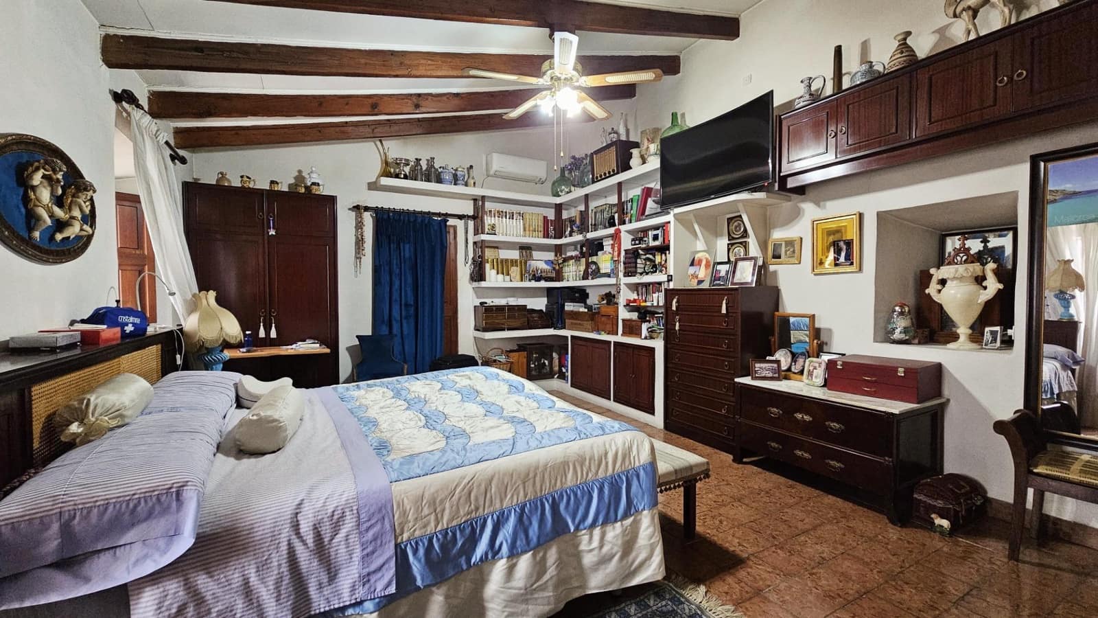 6 bedroom Villa for sale in Palma de Mallorca with garage - € 870,000 (Ref: 8841126)