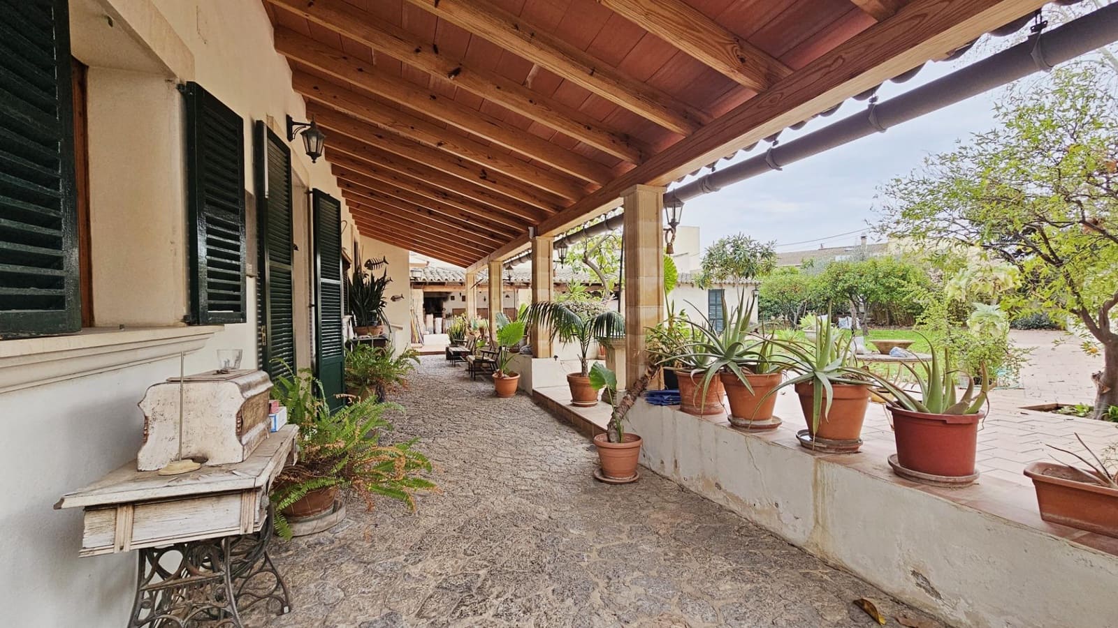 6 bedroom Villa for sale in Palma de Mallorca with garage - € 870,000 (Ref: 8841126)