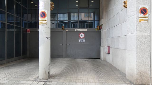 Garasje til leie i Plaça dels Patins, Palma de Mallorca - € 175 (Ref: 9301190)