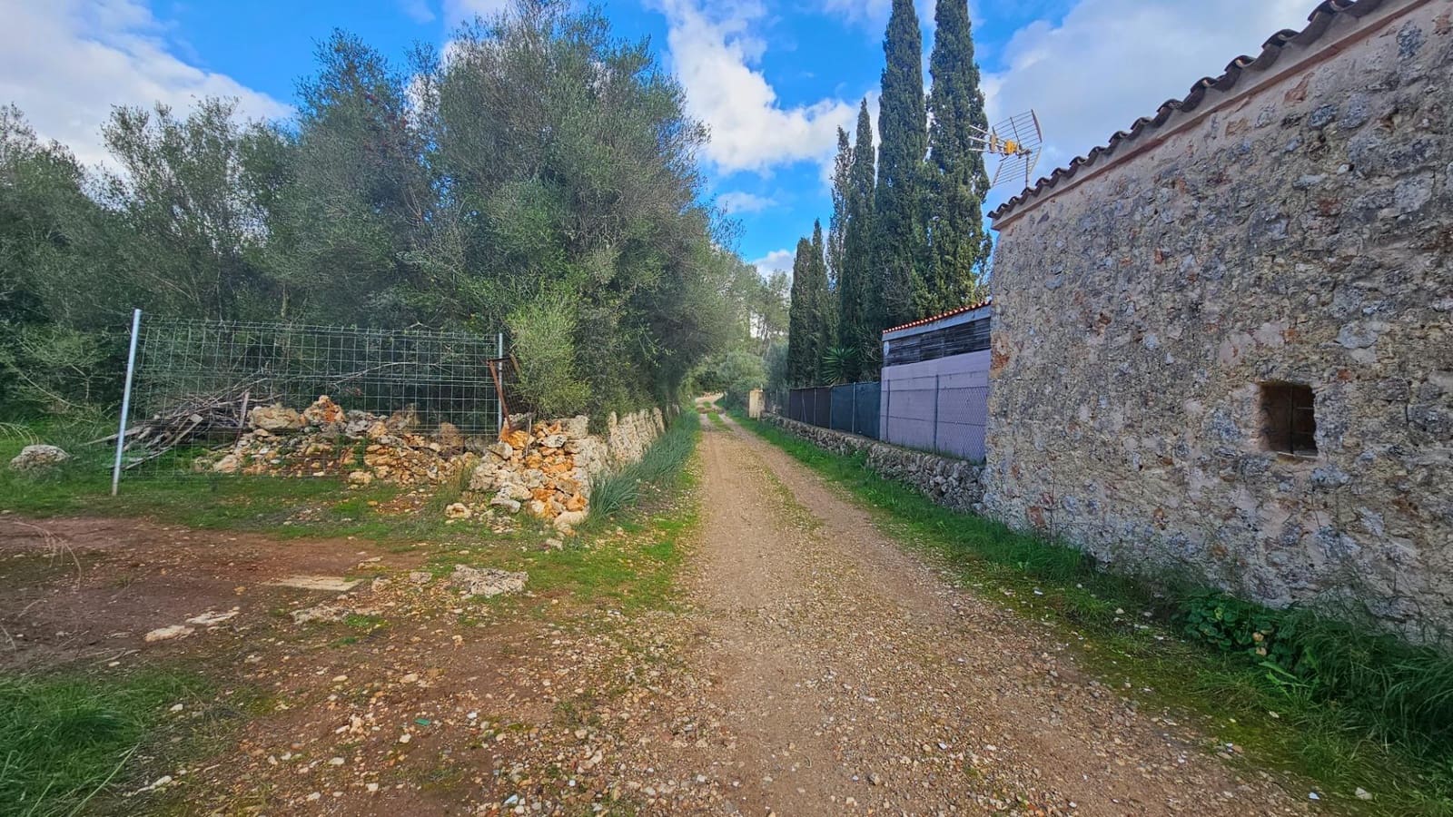 Grunde uden byggetilladelser til salg i Llubi - € 175.000 (Ref: 9551837)