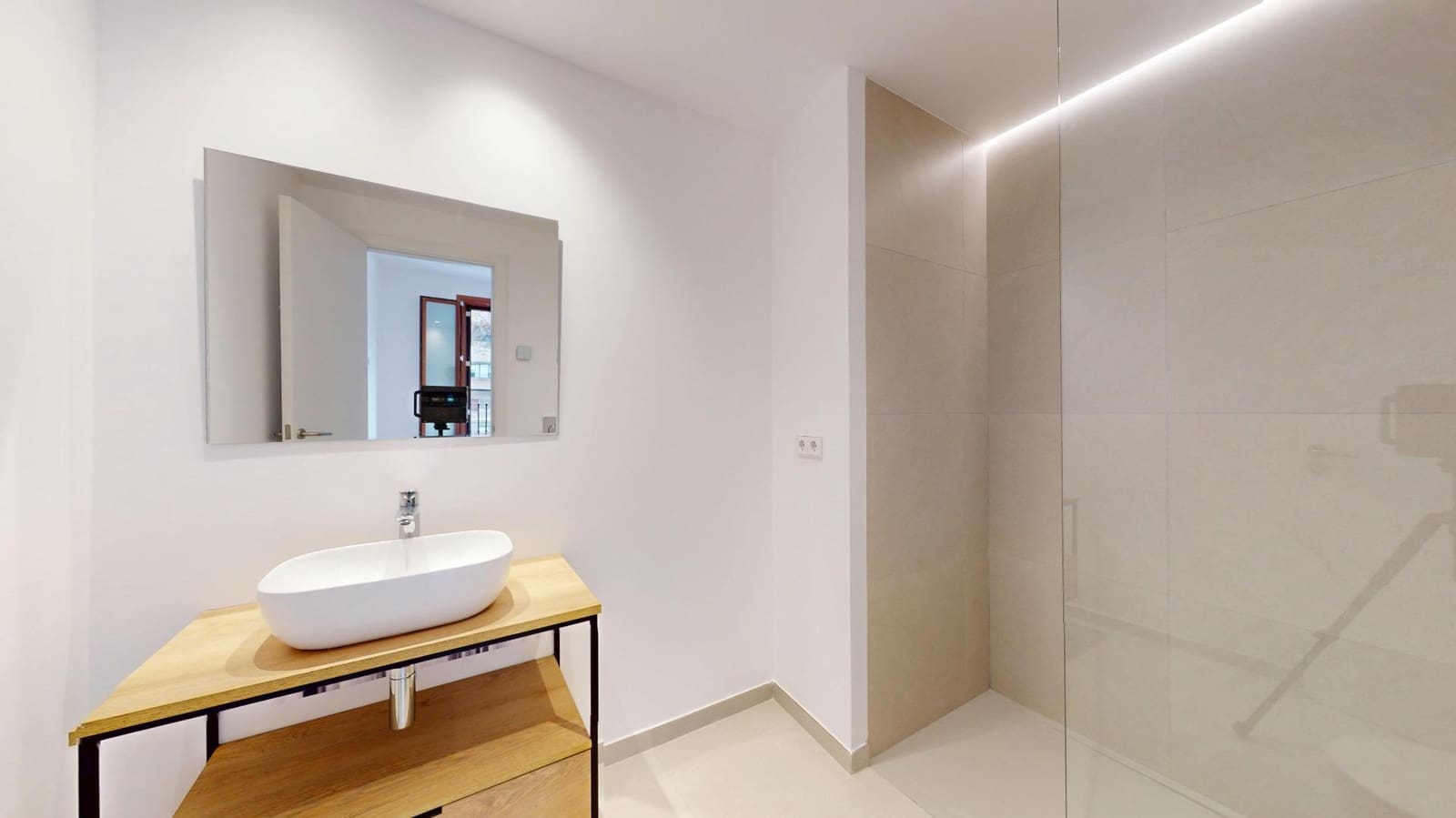 2 bedroom Flat for sale in Palma de Mallorca with garage - € 695,000 (Ref: 9720119)