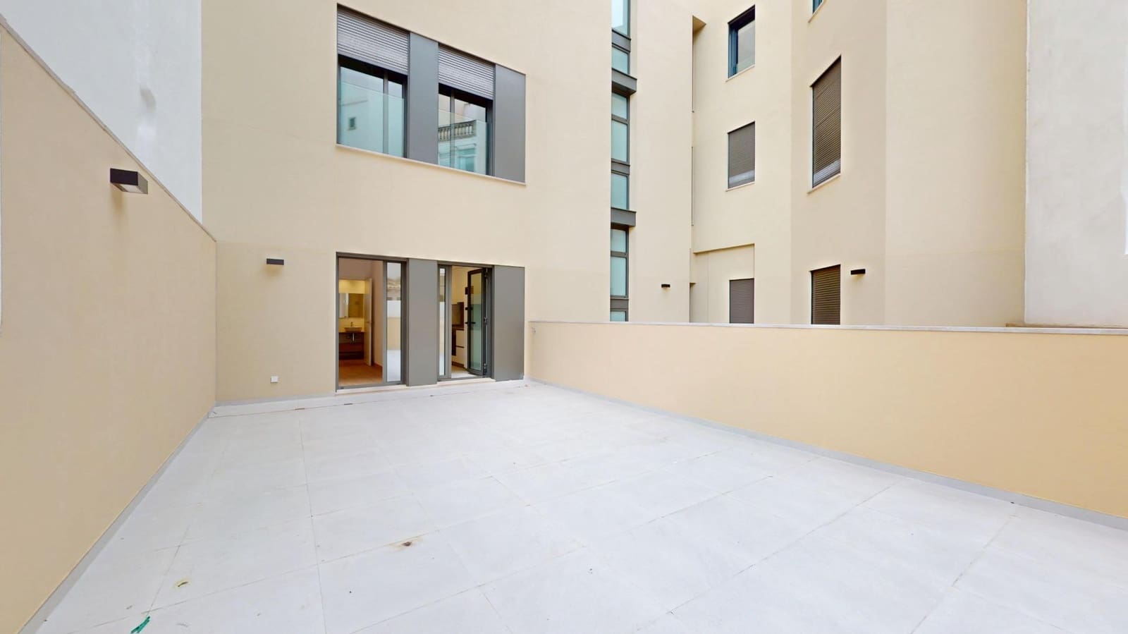 2 bedroom Flat for sale in Palma de Mallorca with garage - € 695,000 (Ref: 9720119)