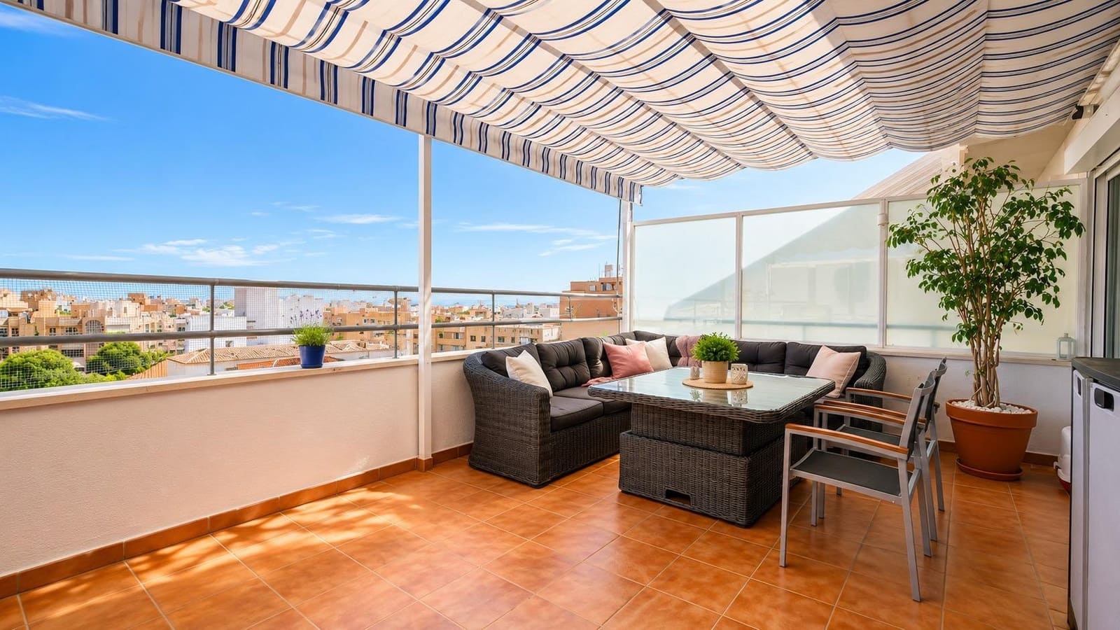 3 bedroom Penthouse for sale in Palma de Mallorca with garage - € 549,000 (Ref: 9929507)