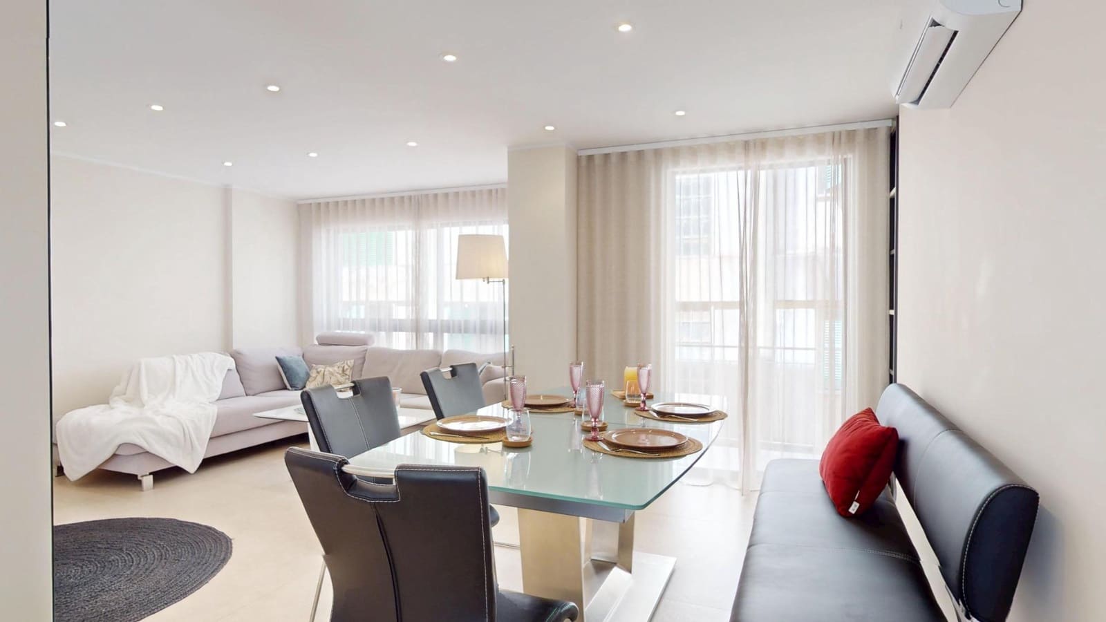 2 bedroom Flat for sale in Palma de Mallorca with garage - € 865,000 (Ref: 9929508)