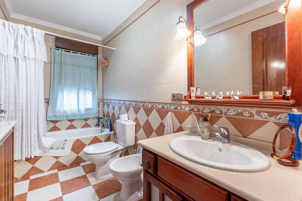 4 Zimmer Villa zu verkaufen in Santa Fe mit Garage - 360.000 € (Ref: 10004144)