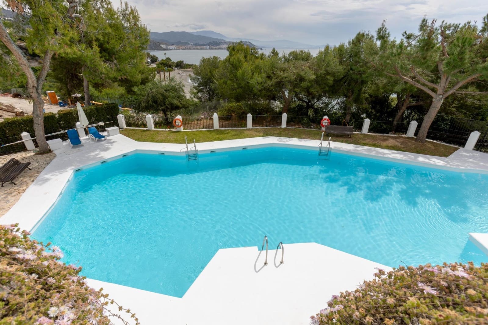 Piso de 3 habitaciones en La Herradura en venta con piscina garaje - 369.500 € (Ref: 10004146)