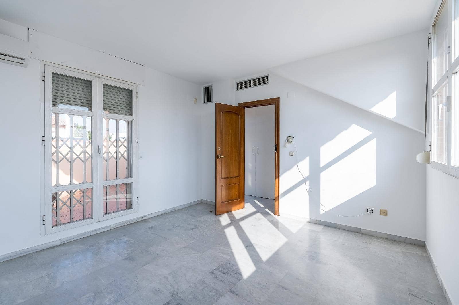 6 slaapkamer Huis te koop in Granada stad met zwembad garage - € 550.000 (Ref: 10004149)