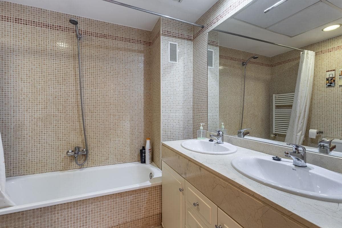 4 soveværelse Lejlighed til salg i Granada by med garage - € 635.000 (Ref: 10009287)