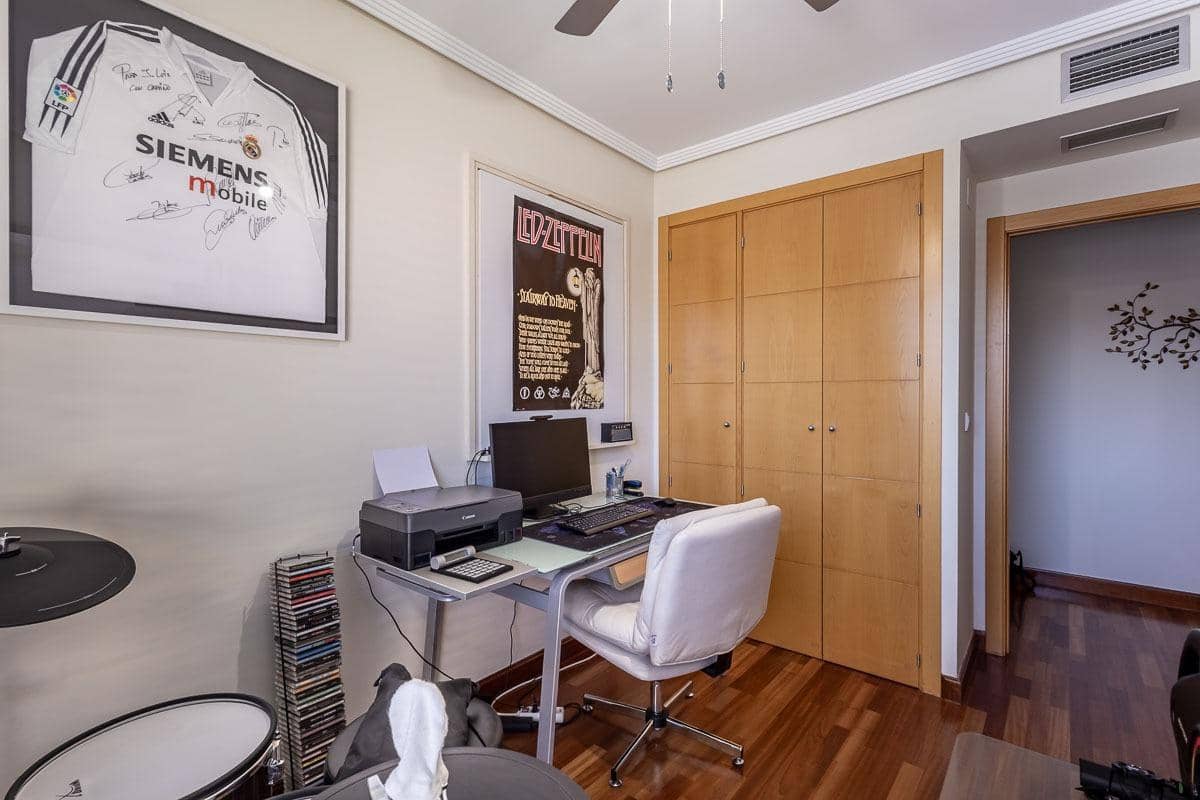 4 soveværelse Lejlighed til salg i Granada by med garage - € 635.000 (Ref: 10009287)
