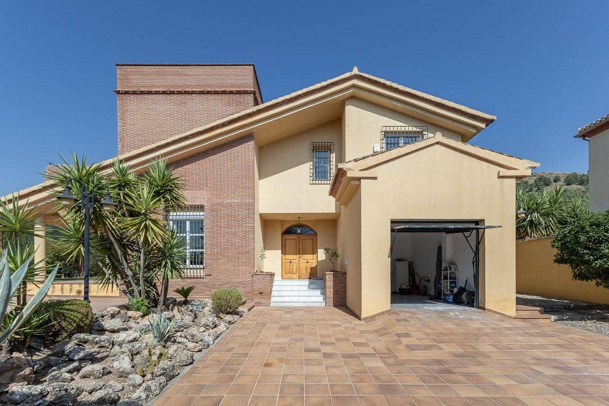 3 bedroom Villa for sale in Albolote with pool garage - € 395,000 (Ref: 10009288)