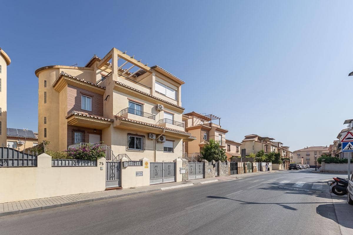 4 bedroom Semi-detached Villa for sale in Las Gabias with pool garage - € 390,000 (Ref: 10011654)