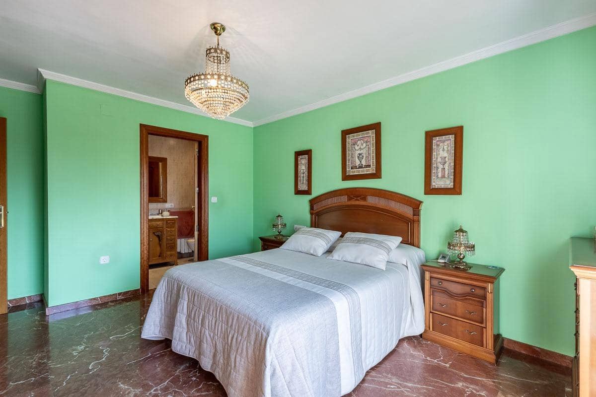 4 bedroom Semi-detached Villa for sale in Las Gabias with pool garage - € 390,000 (Ref: 10011654)