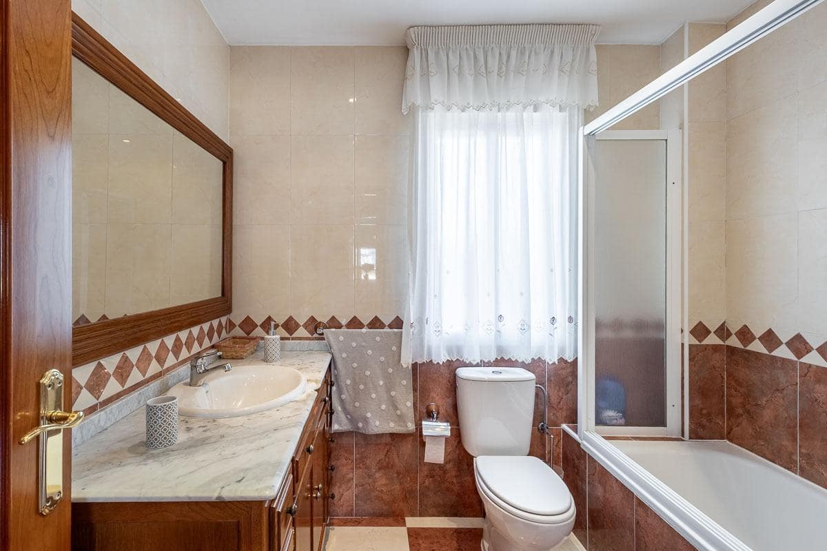 4 bedroom Semi-detached Villa for sale in Las Gabias with pool garage - € 390,000 (Ref: 10011654)