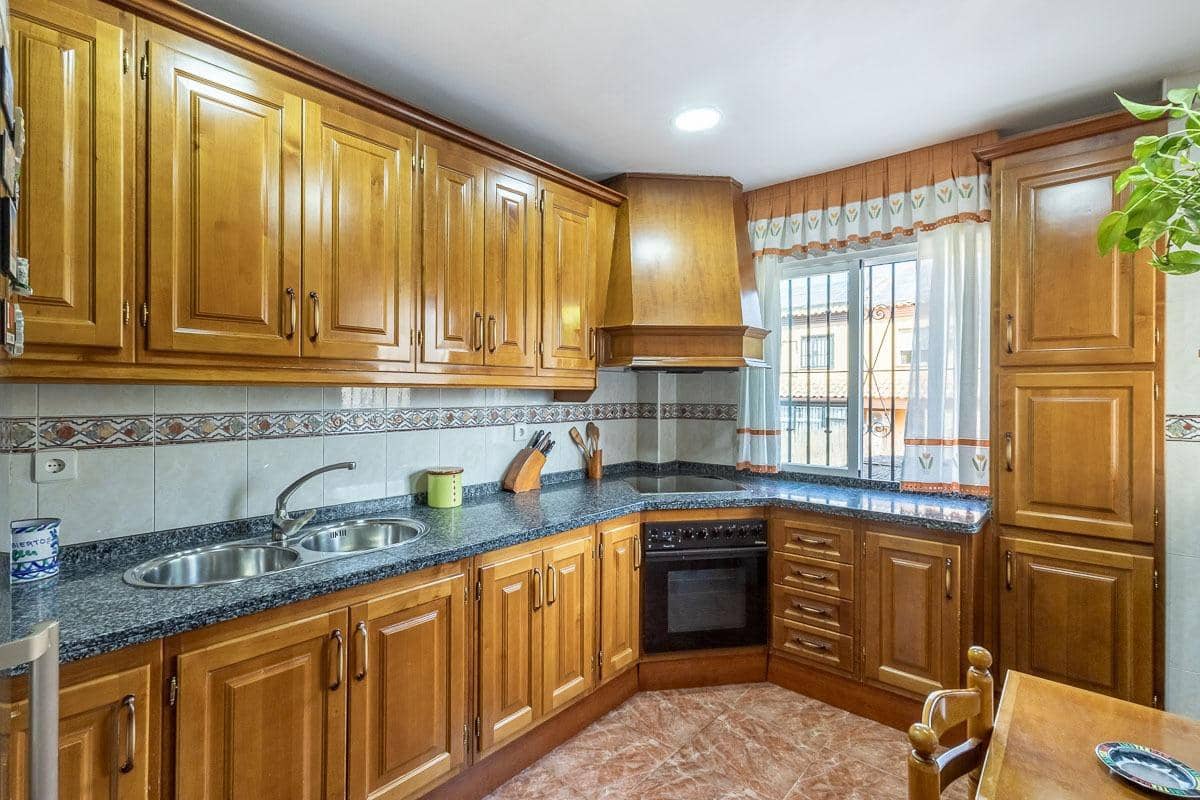 4 bedroom Semi-detached Villa for sale in Las Gabias with pool garage - € 390,000 (Ref: 10011654)