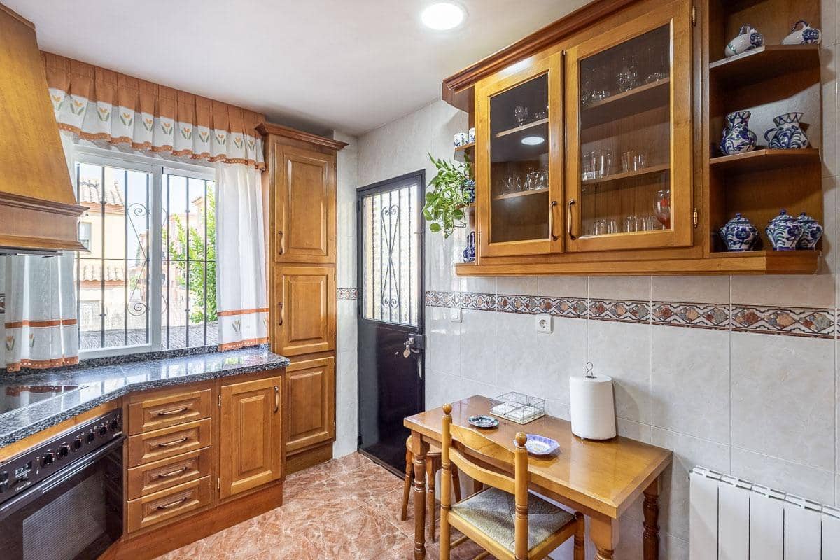 4 bedroom Semi-detached Villa for sale in Las Gabias with pool garage - € 390,000 (Ref: 10011654)
