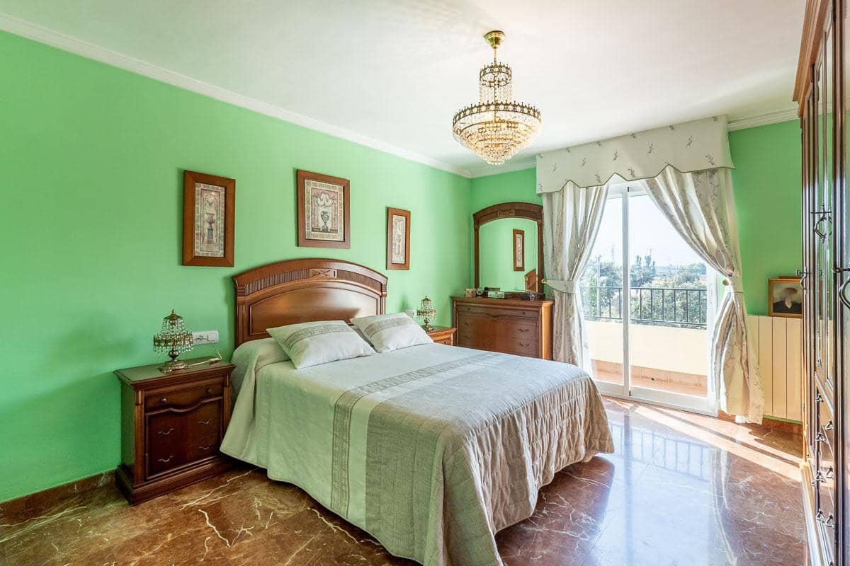 4 bedroom Semi-detached Villa for sale in Las Gabias with pool garage - € 390,000 (Ref: 10011654)