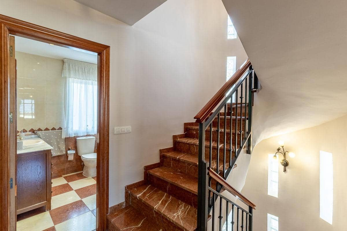 4 bedroom Semi-detached Villa for sale in Las Gabias with pool garage - € 390,000 (Ref: 10011654)