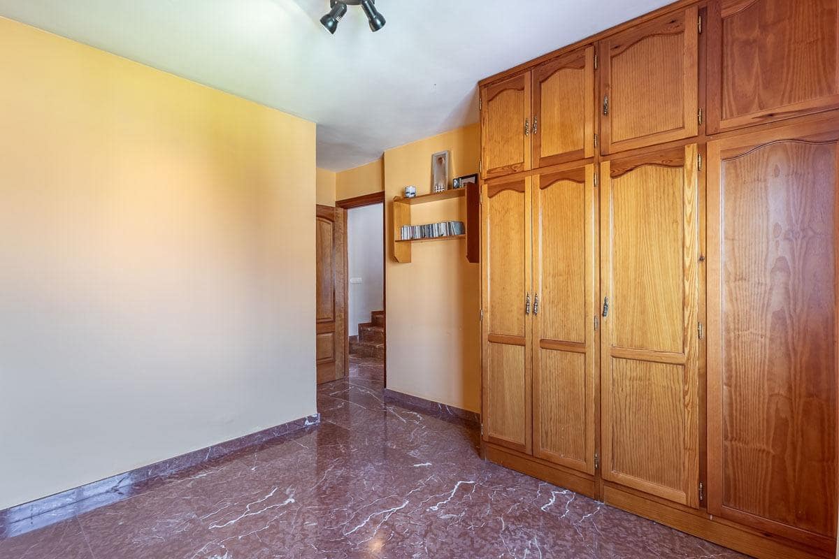 4 bedroom Semi-detached Villa for sale in Las Gabias with pool garage - € 390,000 (Ref: 10011654)