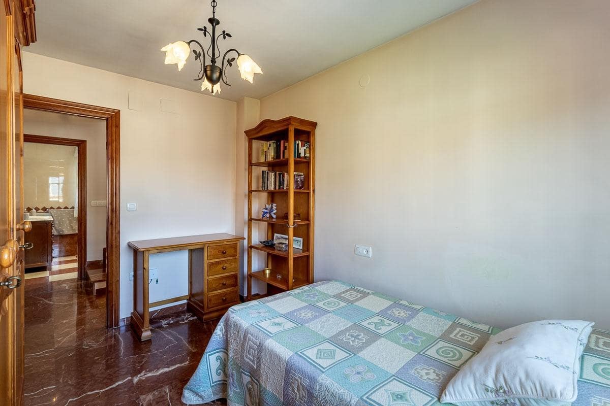 4 bedroom Semi-detached Villa for sale in Las Gabias with pool garage - € 390,000 (Ref: 10011654)
