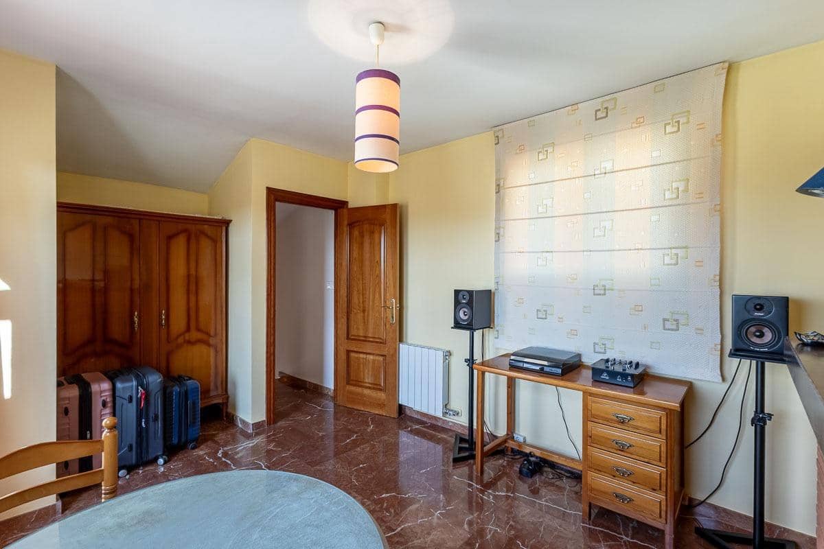 4 bedroom Semi-detached Villa for sale in Las Gabias with pool garage - € 390,000 (Ref: 10011654)