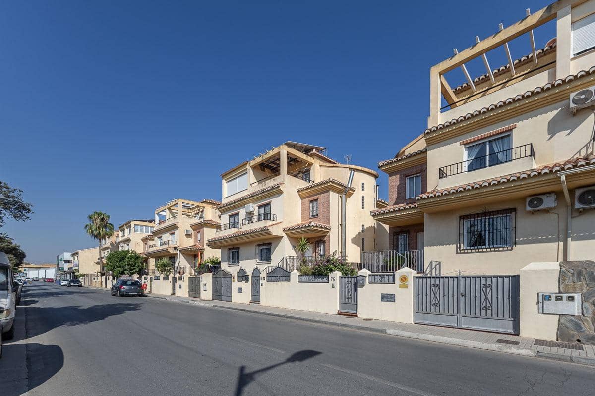 4 bedroom Semi-detached Villa for sale in Las Gabias with pool garage - € 390,000 (Ref: 10011654)
