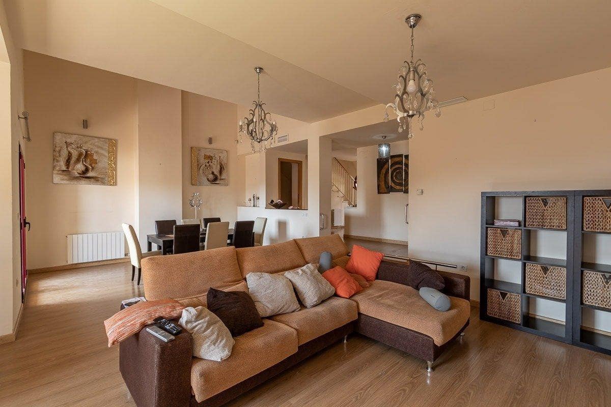 3 soveværelse Byhus til salg i Gojar med swimmingpool garage - € 398.000 (Ref: 10011655)