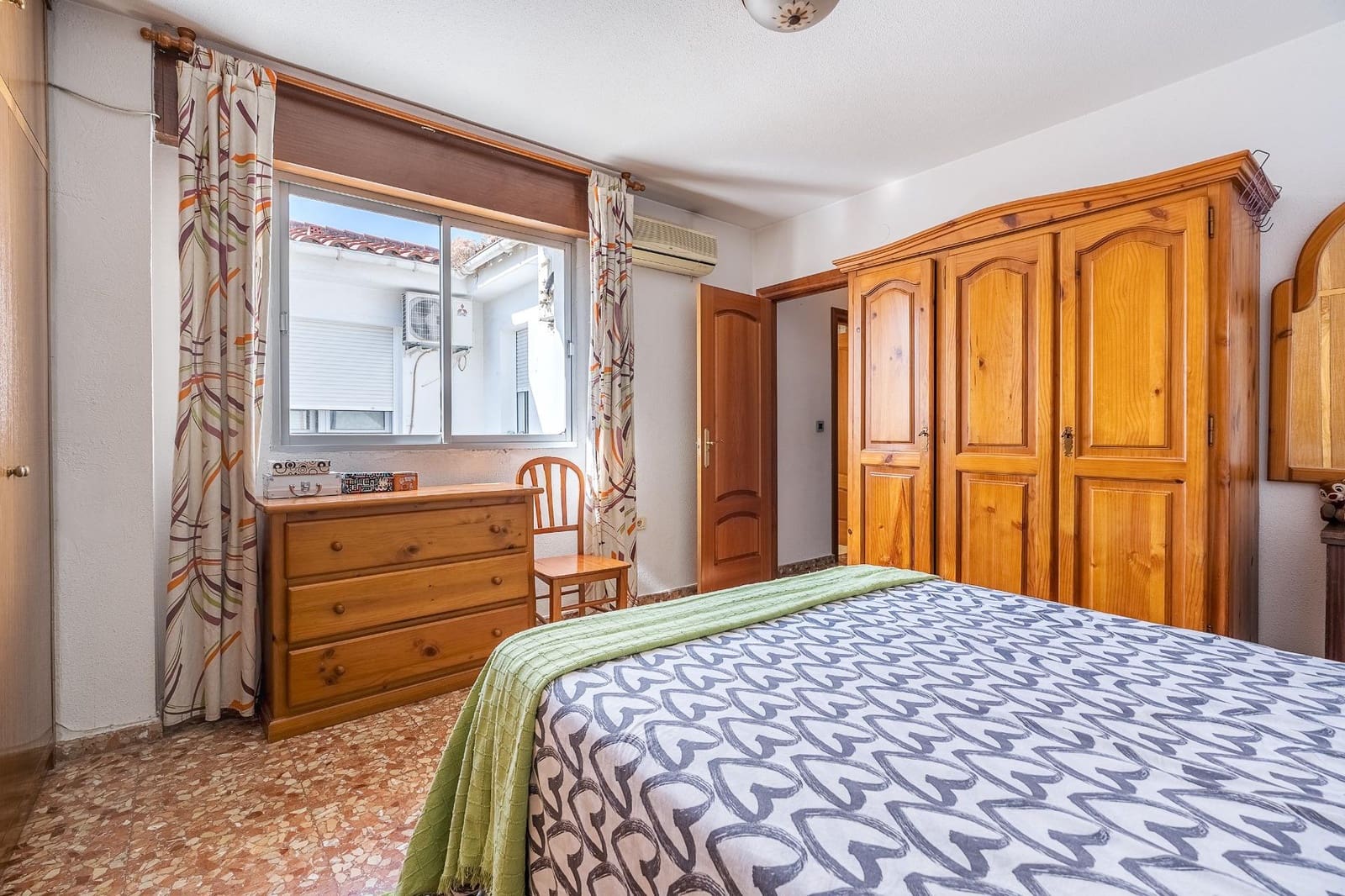 Adosado de 3 habitaciones en Peligros en venta con garaje - 210.000 € (Ref: 10021127)