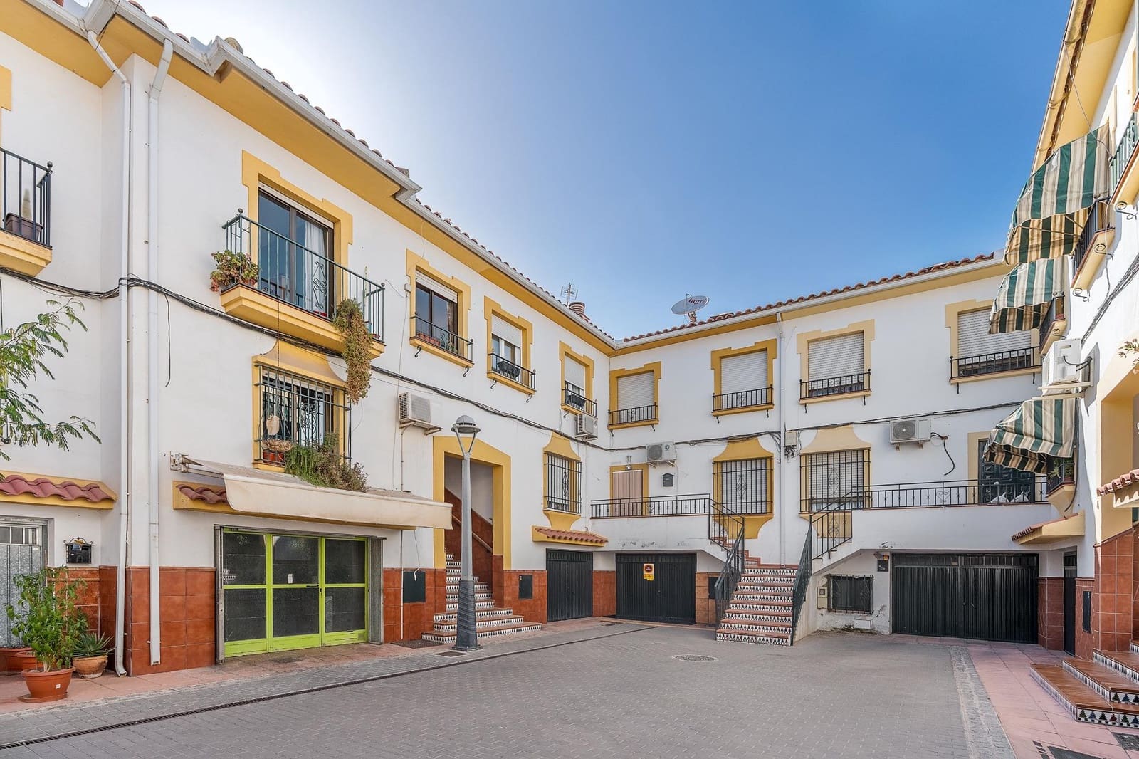 Adosado de 3 habitaciones en Peligros en venta con garaje - 210.000 € (Ref: 10021127)