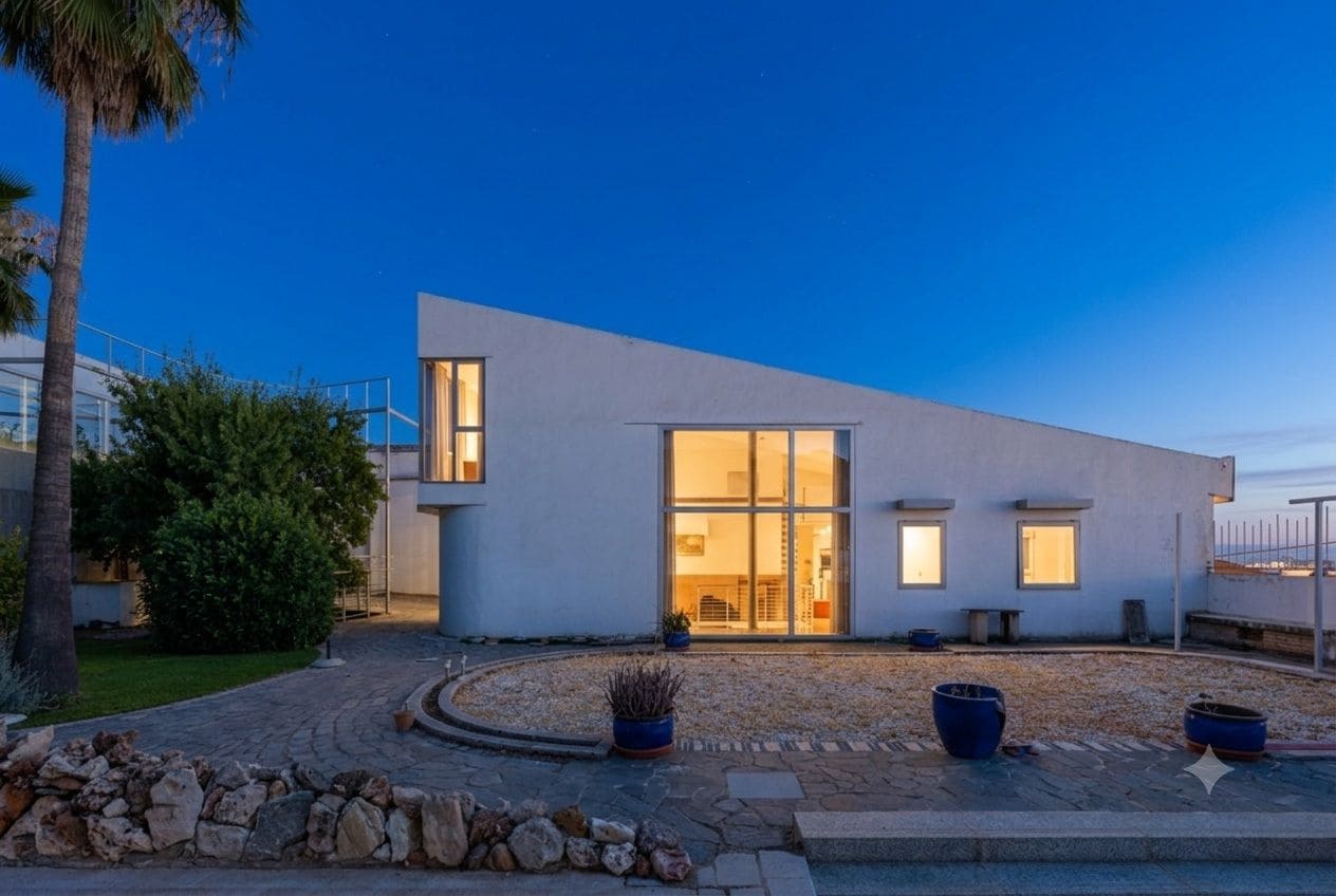 3 bedroom Villa for sale in Granada city with garage - € 470,000 (Ref: 10022740)