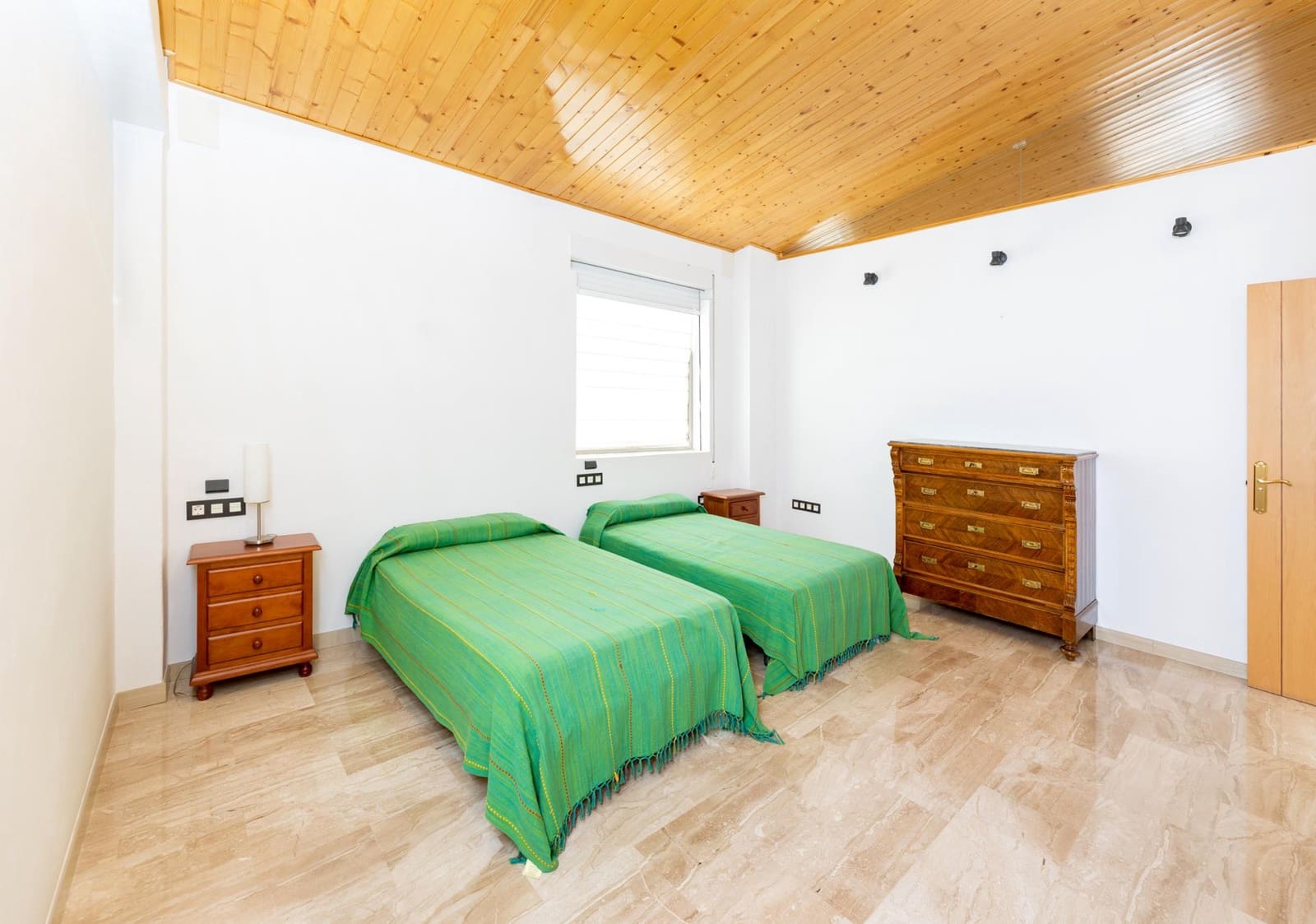 3 bedroom Villa for sale in Granada city with garage - € 470,000 (Ref: 10022740)