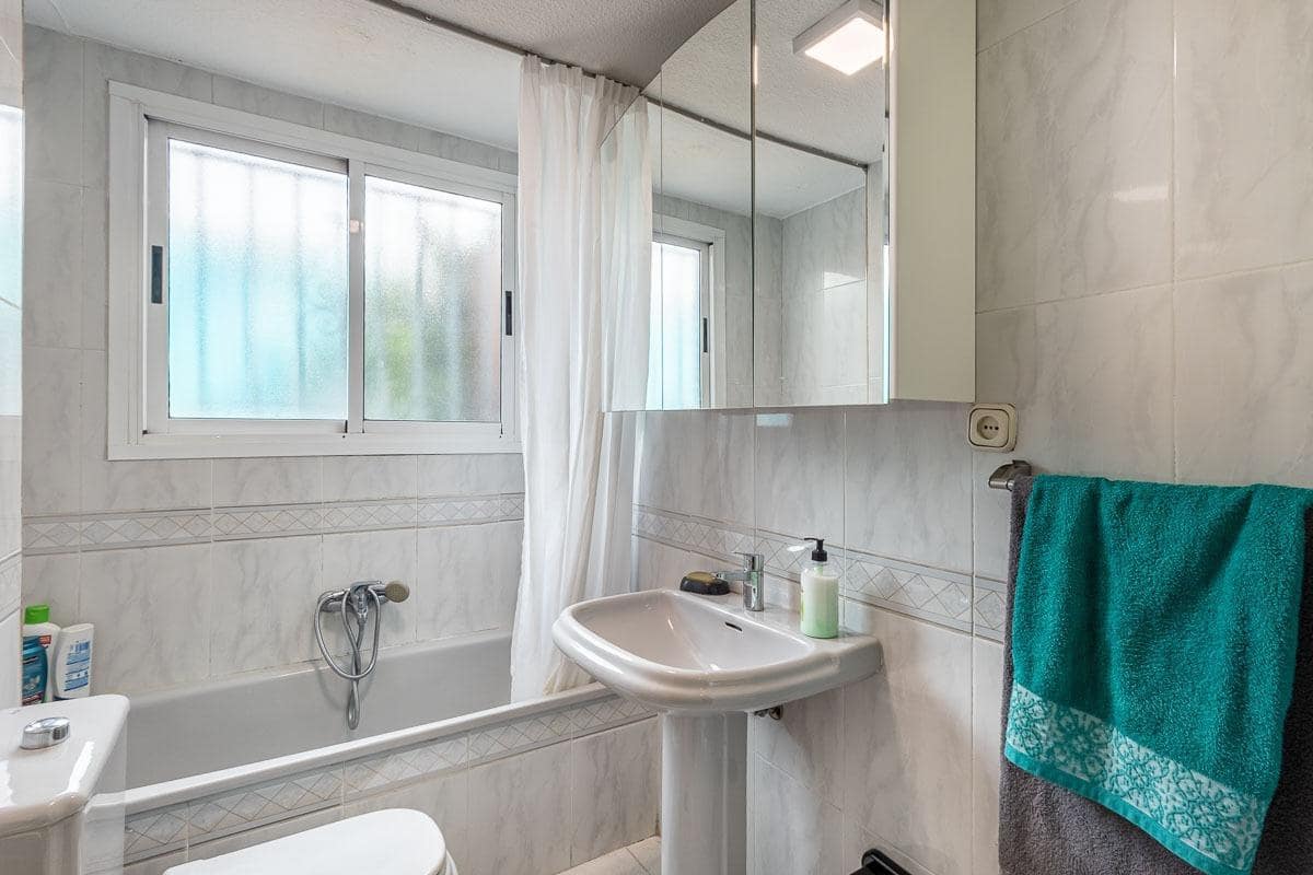 4 bedroom Flat for sale in Granada city with garage - € 360,000 (Ref: 10022741)