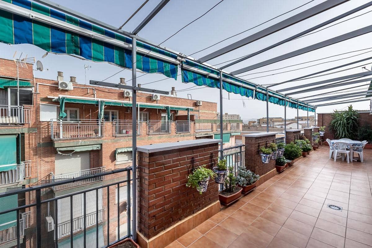 4 bedroom Flat for sale in Granada city with garage - € 360,000 (Ref: 10022741)