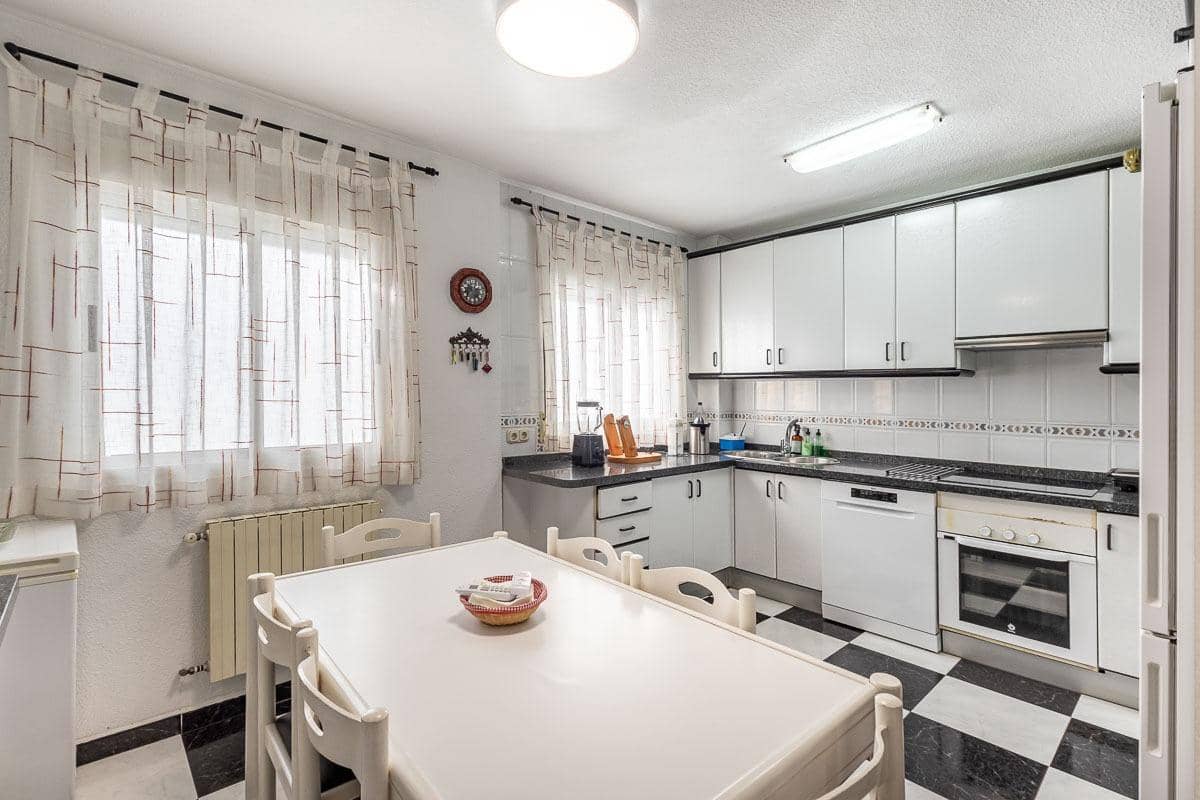 4 bedroom Flat for sale in Granada city with garage - € 360,000 (Ref: 10022741)