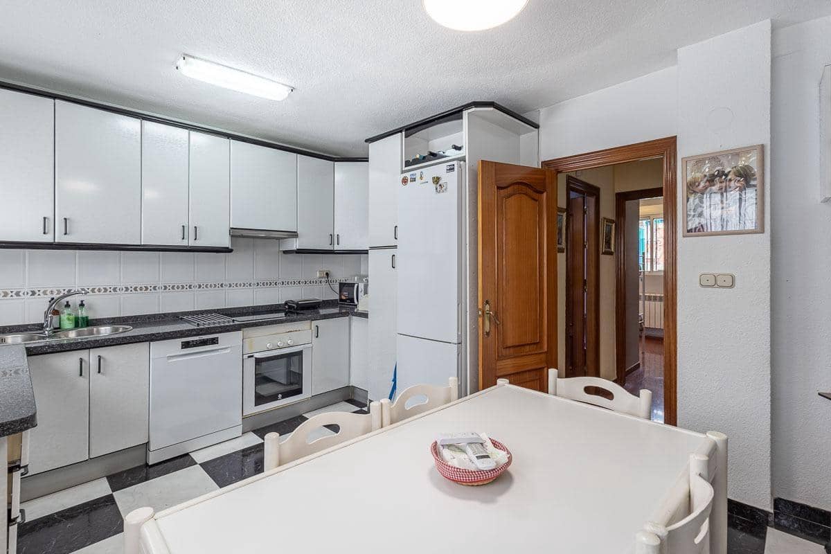 4 bedroom Flat for sale in Granada city with garage - € 360,000 (Ref: 10022741)