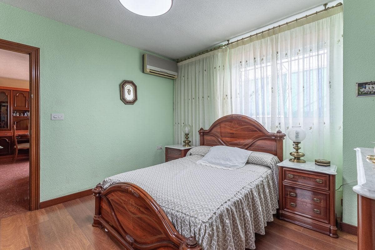 4 bedroom Flat for sale in Granada city with garage - € 360,000 (Ref: 10022741)
