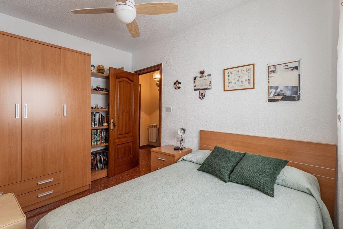 4 bedroom Flat for sale in Granada city with garage - € 360,000 (Ref: 10022741)