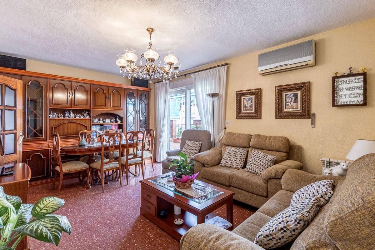 4 bedroom Flat for sale in Granada city with garage - € 360,000 (Ref: 10022741)