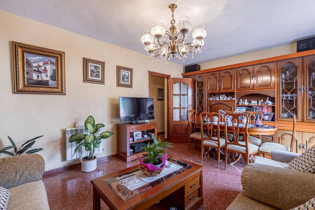 4 bedroom Flat for sale in Granada city with garage - € 360,000 (Ref: 10022741)